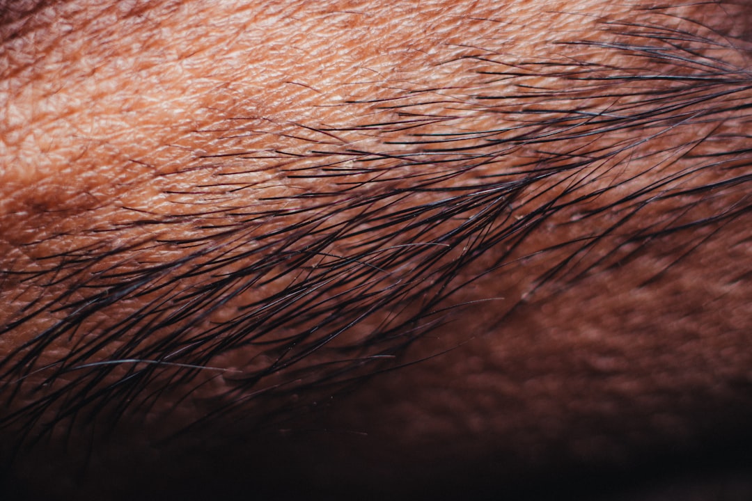 メンズ眉毛のセルフでの整え方は?切りすぎて薄くしない手順と見比べ方