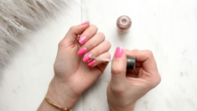 メンズネイルの始め方は?利き手にうまく塗れない人の練習手順